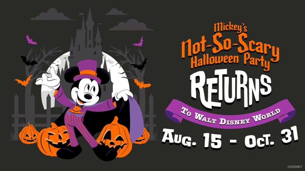 Mickey Mouse vestido com fantasia roxa e laranja de Halloween, ao lado de abóboras iluminadas, com o Castelo da Cinderela ao fundo e morcegos voando. Anúncio do retorno da festa 'Mickey’s Not-So-Scary Halloween Party' no Walt Disney World, de 15 de agosto a 31 de outubro.